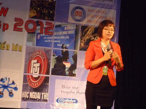 Bà Nguyễn Thị Thu Hải chia sẻ những kinh nghiệm của bản thân trong quá trình làm việc, quản lý nhân sự và những kinh nghiệm xin việc với các bạn học sinh, sinh viên.